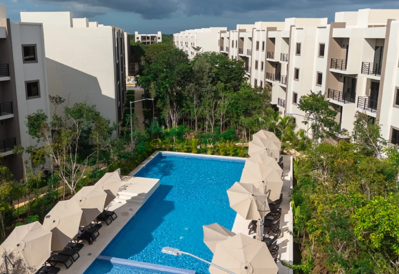 gran-via-piscina-amenidad-cancun